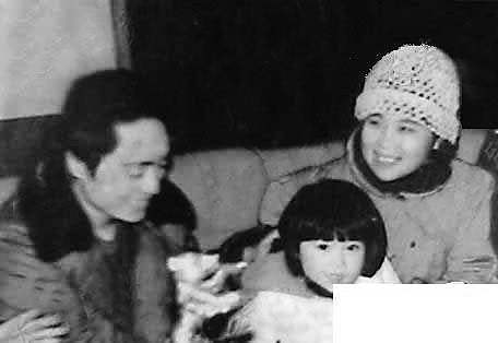 张艺谋一家七口走红毯,妻子才像大女儿!搞笑!
