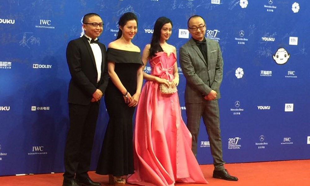 《鲛珠传》剧组。张天爱甜美大方。