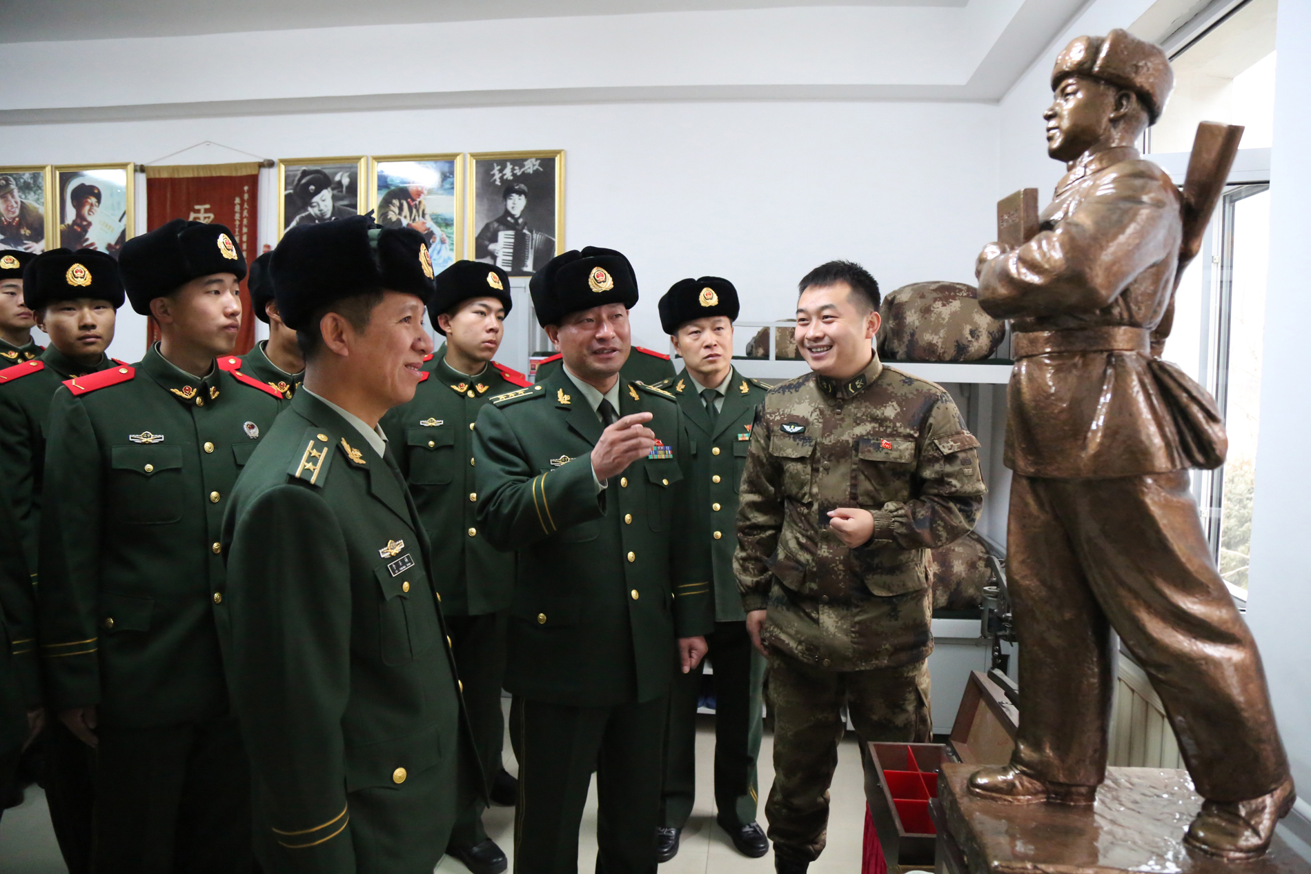 2016年11月底，武警辽宁总队抚顺支队组织官兵到雷锋生前所在团参观见学，这是他们与雷锋班现任班长毕万昌面对面交流学雷锋感悟的场景。