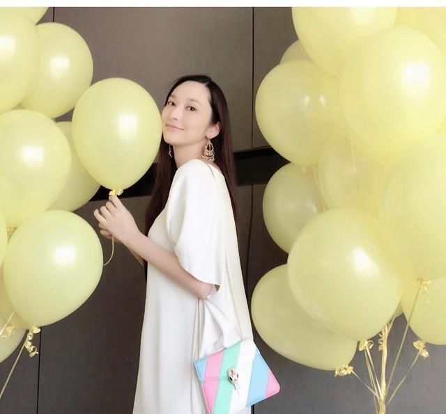 吴佩慈生三胎奖6亿,哭着晒豪包钻表,被宠爱的