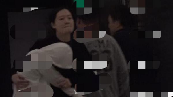 曝周冬雨深夜醉酒 烂醉如泥靠助理搀扶被疑恋情生变?(图3) 曝周冬雨深夜醉酒 烂醉如泥靠助理搀扶被疑恋情生变?(图3)