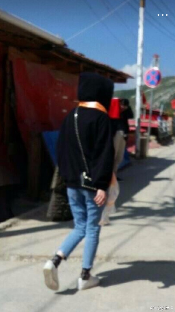 杨幂打扮得很低调,但还是被粉丝拍到了。