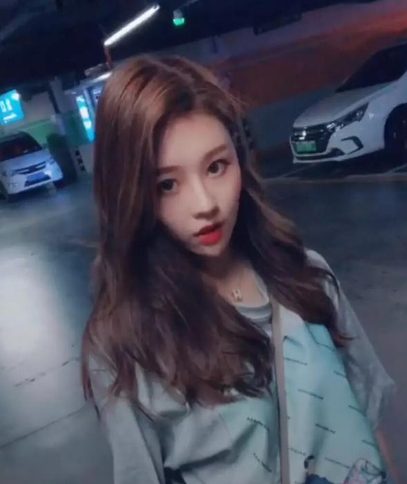 网红女主播真实姓名: 冯提莫真名逗笑大家, 温婉