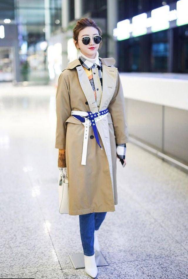 景甜为博眼球真拼!风衣开怀系俩腰带,网友:她的