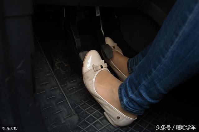 科目二、三停车时,先踩刹车还是先踩离合?