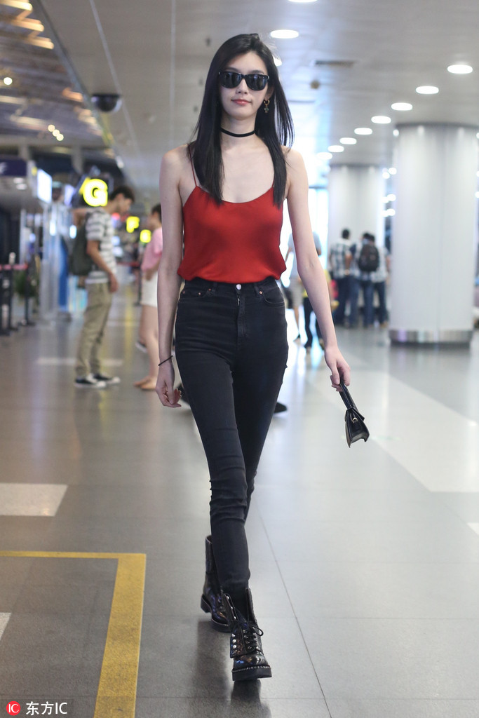 奚梦瑶气场十足，在机场大秀好身材。
