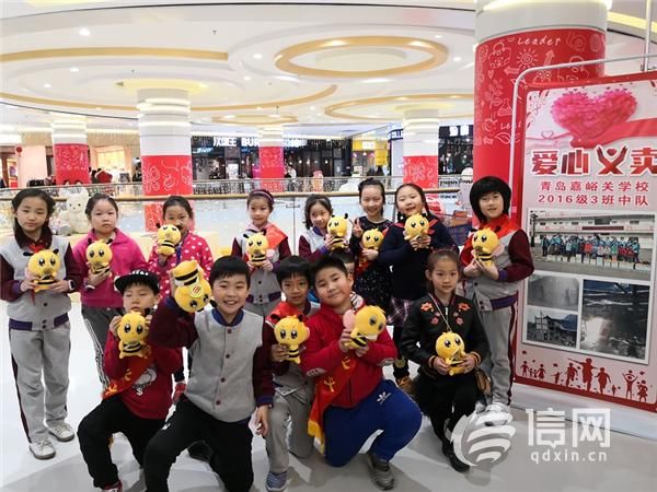 网事如歌青岛故事:小学生爱心义卖 传递冬日暖
