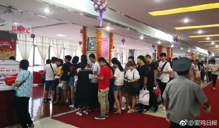 农历七月初七,也被称为中国的“情人节”。今天一大早，婚姻登记处已排着长长的队伍，不少新人来到民政部门登记领证。 ​