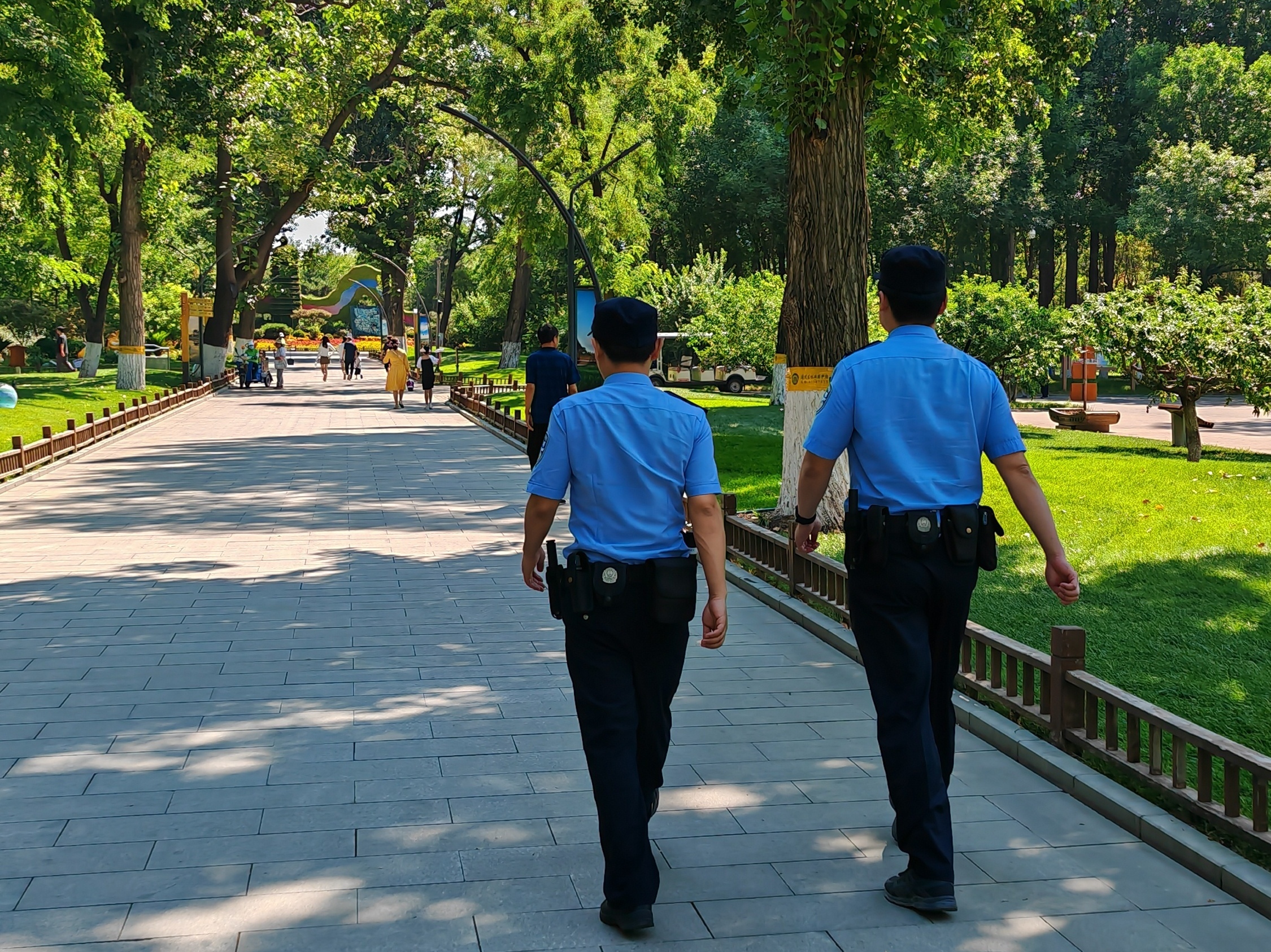 通州警方全力守护辖区公园景区游览秩序_北京时间