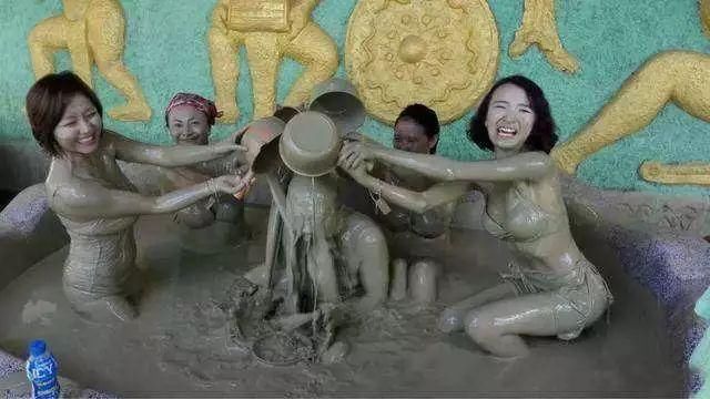 在越南男人和女人可以一起洗泥浆浴看上去就