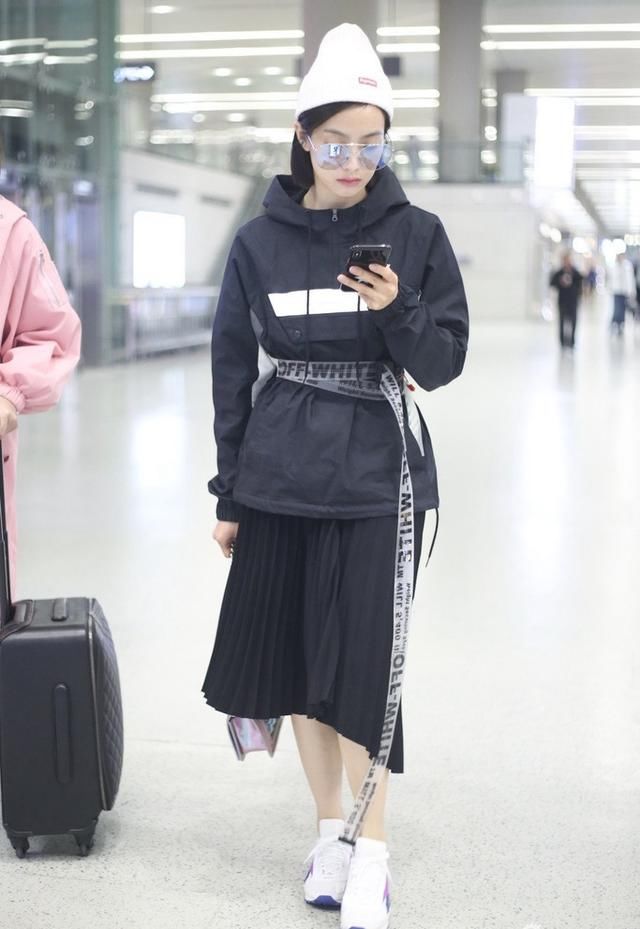 宋茜现身机场,卫衣搭配百褶裙好时髦,网友:腰带