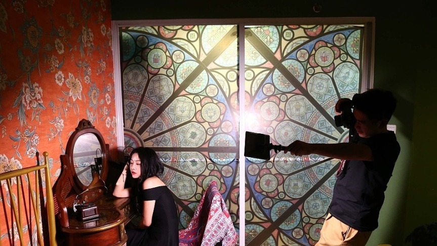 12月28日报道，12月21日，北京。23岁的张学文毕业于工业工程专业，大学的最后1年他开始北漂，北漂的第16个月，他为270个姑娘拍摄了私房照。“私房写真在很多人看来是色情片，在我看来是一种情绪的表达。”张学文说。