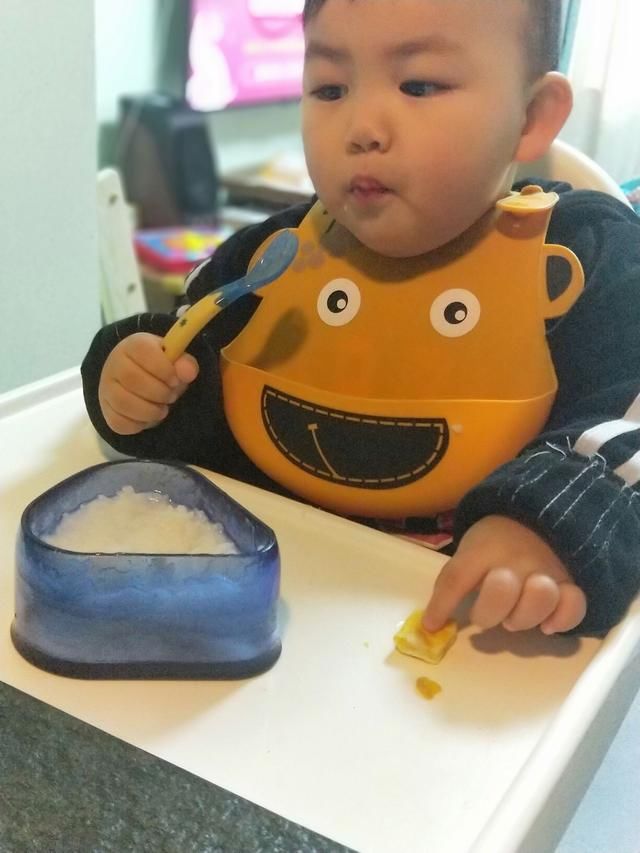 一岁以上辅食-面包小方煎鸡蛋,宝宝特别爱吃好