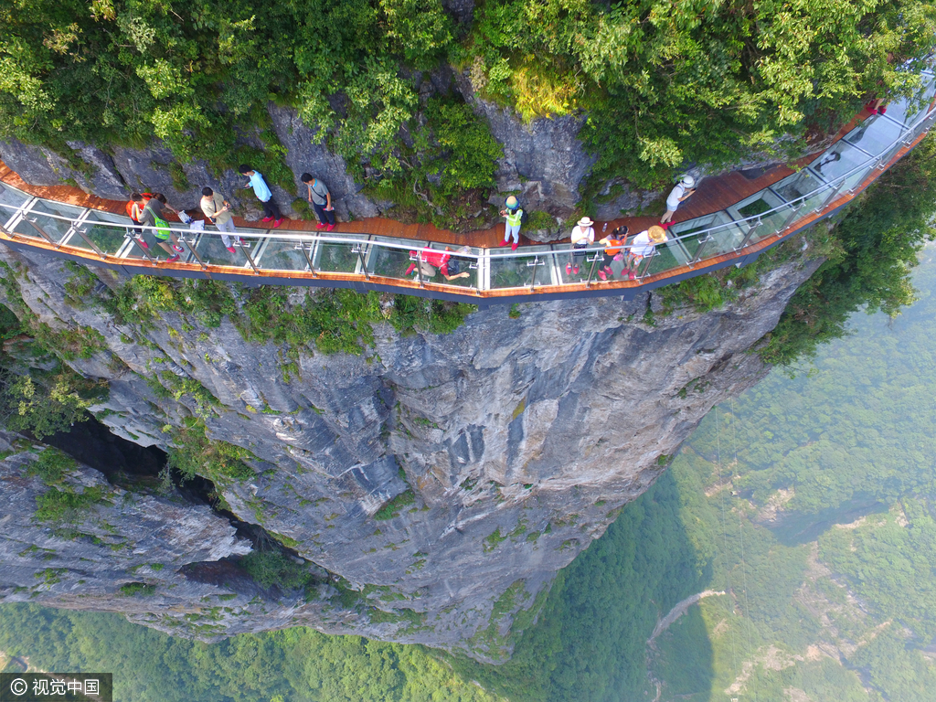 湖南盘龙崖玻璃栈道开通 绝壁凌空令人胆战心惊