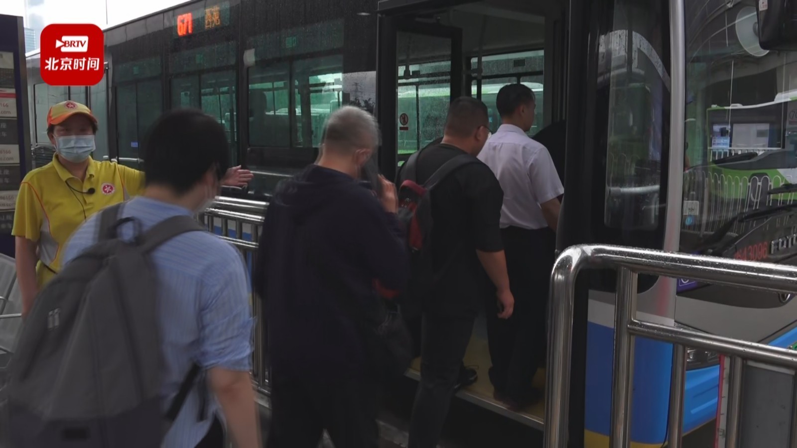 今早122条郊区公交线路受降雨影响 城区公共交通运行平稳