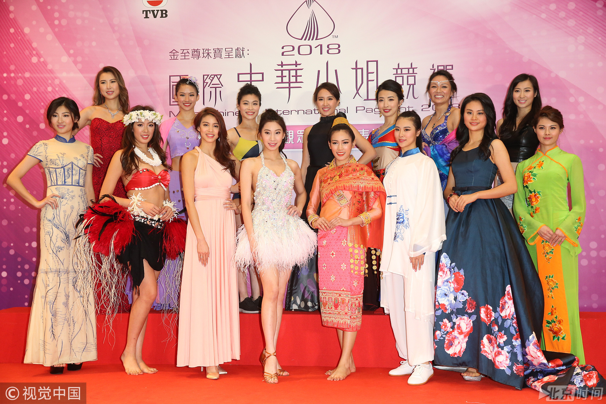 2018年1月31日，香港，佳丽参加2018国际中华小姐比赛。参赛佳丽们争奇斗艳，穿着各式衣服秀曼妙身材，上届冠军余思霆惊喜助阵，她身穿白衣蓝裙清纯可人。图/视觉中国