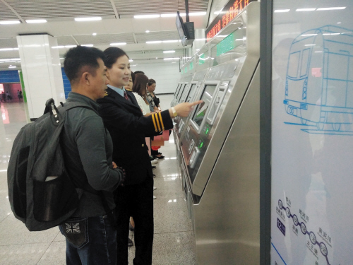 大连北站站长宋英正在为旅客提供服务.