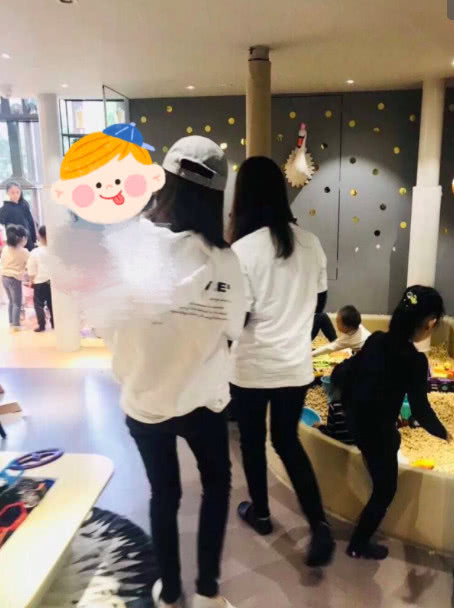 Angelababy带儿子参加亲子活动,小海绵脚上的