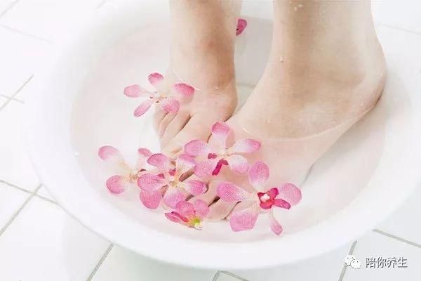 夏天手脚冰凉怎么回事 了解这些原因 才能帮你