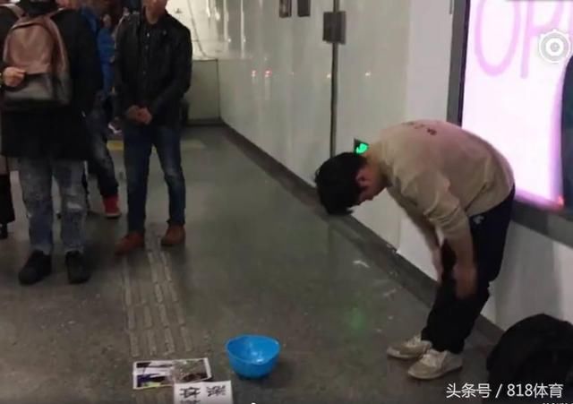 体操冠军上海地铁卖艺!1天收入40元 遭保洁大