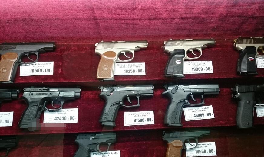 中国游客逛俄罗斯枪店:种类一应俱全