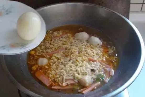 为什么方便面一包不够吃,吃两包就恶心了?