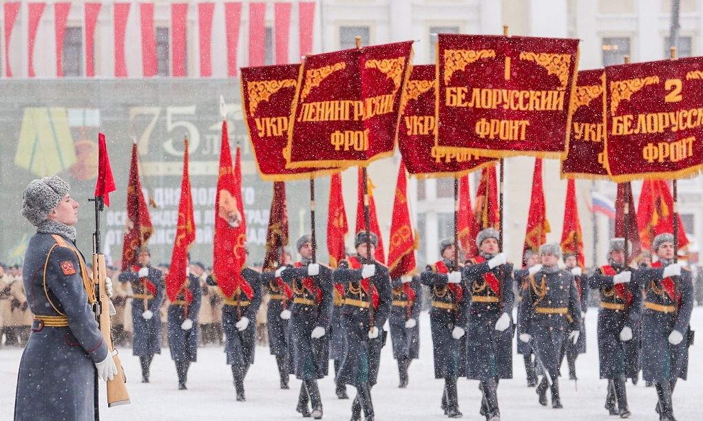 俄阅兵仪式再现二战装备