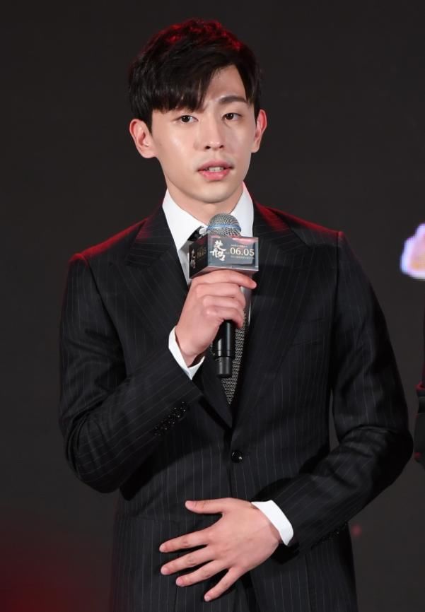 邓伦发8字微博回应与李沁恋情,晒同款照片,这