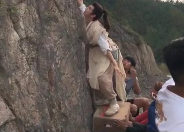 当年跳崖的场景可是吓坏小编好几次了,可是看到这组图片后,很是尴尬!