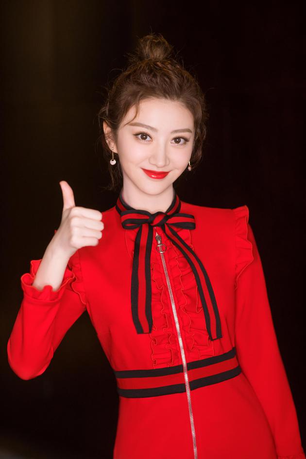 景甜红裙配丸子头俏皮助阵央视春晚