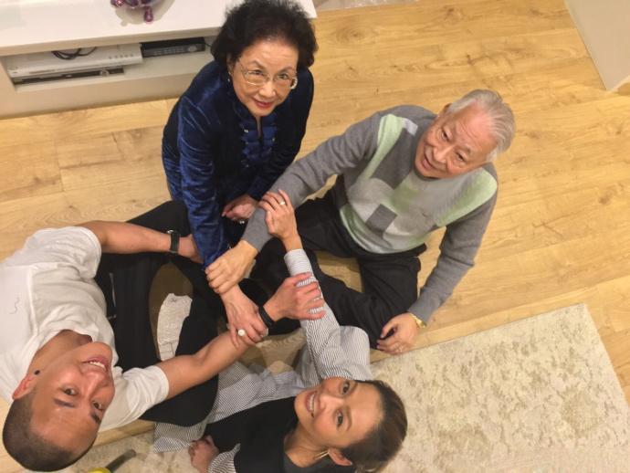 何润东和美妻近照,妻子是专柜小姐,董事长公公赞不绝口! 何润东和美妻近照,妻子是专柜小姐,董事长公公赞不绝口!