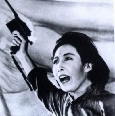 红军长征到达陕北的消息传来,部队举行庆祝联欢,不料营地被鬼子包围,赵一曼率队突围,无奈敌人越上越多,她令王团长带主力先撤,自己带部分战士掩护,终因寡不敌众,不幸被俘。抓到赵一曼,敌认为钓到了大鱼,先是严刑拷打,后又威逼利诱,赵一曼尽显共产党人英雄本色,至死都没有开囗...... 图为赵一曼剧中形象
