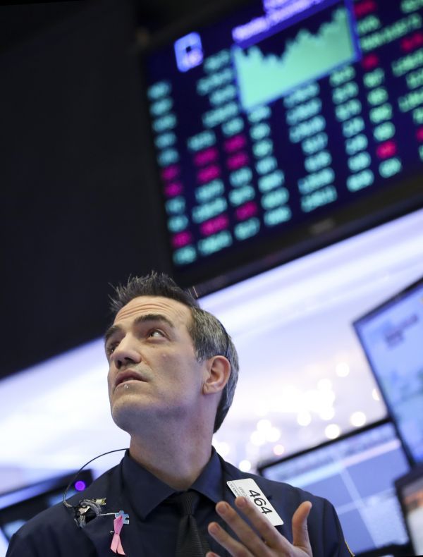 12月3日,交易员在美国纽约证券交易所工作.