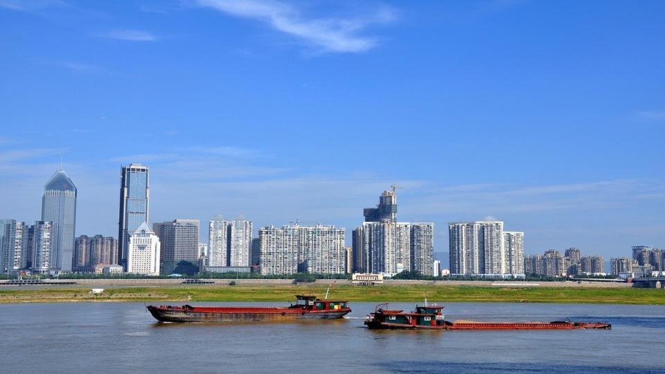 平常我們看贛江兩岸風景是怎麼看的,高處眺望?