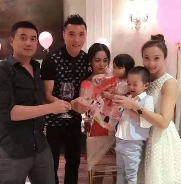 30岁前锋改行踢中后卫!早已隐婚多年,和中超女