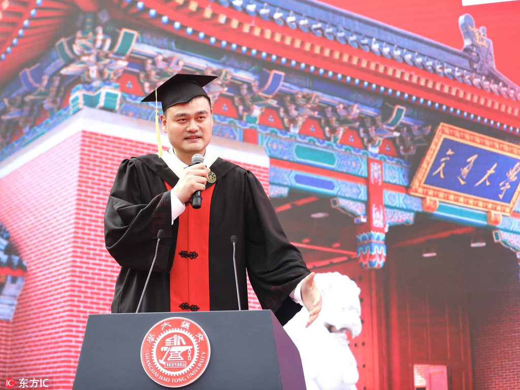 姚明就读于上海交通大学安泰经济与管理学院,于今年毕业并作为毕业生代表。在很多人的印象中,从篮球运动员到当选篮协主席,对篮球运动员姚明来说,他代表着中国篮球的高度;带领中国篮球进入新时代。从底子薄,忙补课到享受学习氛围,潜心求学,对上海交大学子姚明来说,明明可以拼“高度”,还爱学习。当时,校方就表示,在姚明退役后的学习阶段,学校会在确保教育质量的前提下,为他这样的高水平运动员制定个性化培养计划,希望姚明作为上海交大一员,学有所成、续写佳绩。
对此,姚明说要感谢自己的父母。“是你们的坚持甚至是固执,要求我在17岁踏入CBA职业赛场前做出承诺,一定要在运动员生涯结束后回到学校读完大学。如果没有这个像封印一样的承诺,在校读书的几年中我不止一次想到过终止。而通过这一历程,我也更加相信学习的过程比结果还要重要。当然,我更应该感谢你们要求我的是‘读’完大学而不是‘写’完,应该是在那个年代还没有这么方便的电脑打字和打印,而我在2011年入学之前使用电脑最熟练的操作也不过是右手鼠标+左手ASDQWE键。”姚明回首往事……
作为毕业生来说,今天我们就要踏入社会,每个人都憧憬着一个美好的未来。在这个时刻,他对同学们说,在未来某个合适的阶段,试着把自己的未来与社会的结合起来。因为只有这样才会给自己更大的空间去探索。这个社会可大可小,可能是一个群体,也可能只是自己的小家庭。不管怎么样,我们都会慢慢学会承担超出个人的责任。
“未来是你们的”,姚明请大家允许他套用一句十多年前篮球场上的名言。“相信我,当一个人花了7年38岁才本科毕业的时候,他知道他在说什么。”他说,学习是为了更好地充实自己,所以自己有很强的动力。来学校读书,不仅是带着自己的思维来,还能在与其他人交流中产生思维碰撞。
