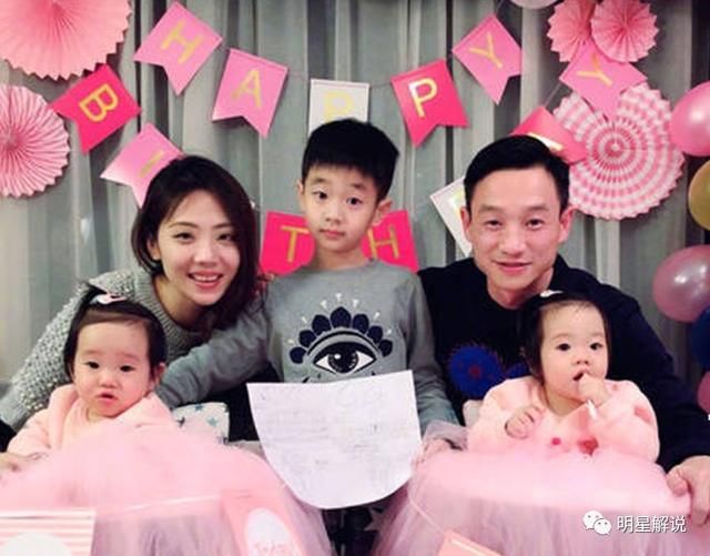 杨威、周杰伦都在秀女儿,没文化的他已经在教