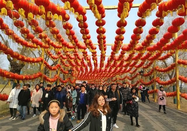 龙门石窟人挤人十米距离需走十分钟,游客感叹