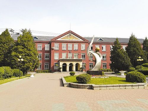 鞍山六中人 走进国家博物馆办展览