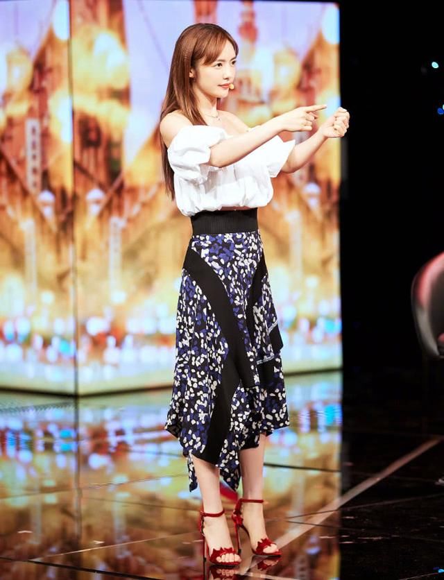 蔡文静怕脚臭?高跟鞋里穿这么厚的袜子,不过跟