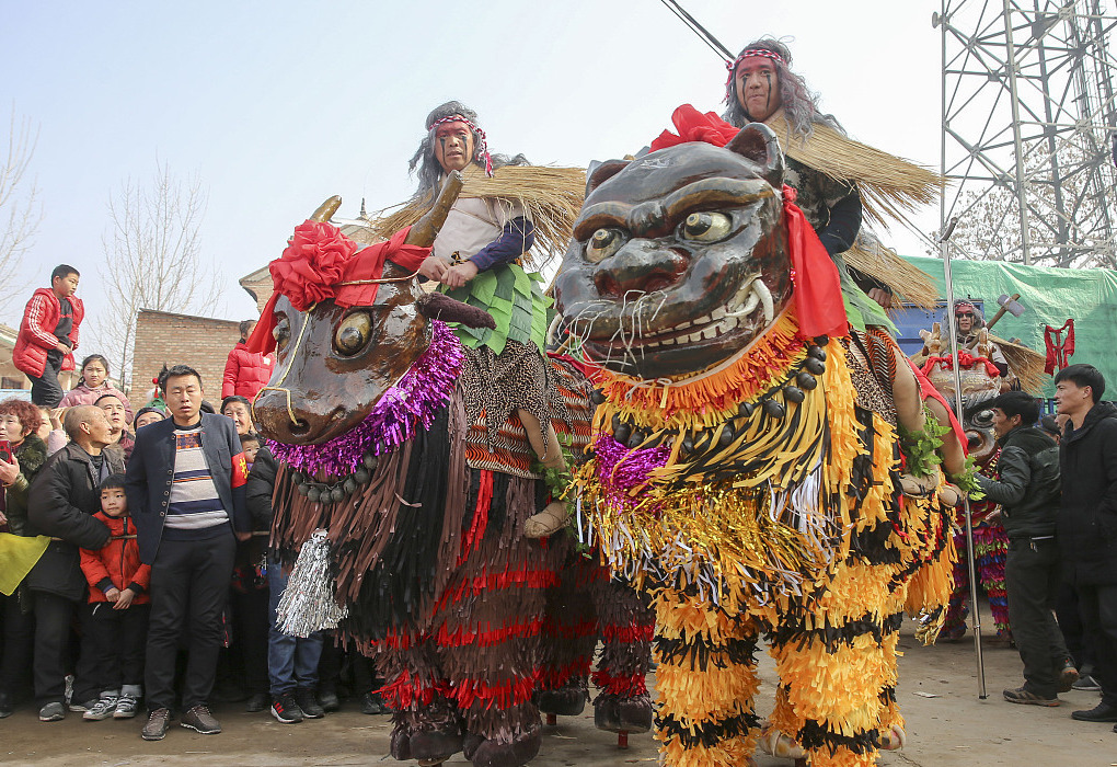 2月11日报道，山西省运城市稷山县北辛庄村的村民在文化活动中心进行神兽高跷表演，欢乐庆新春。