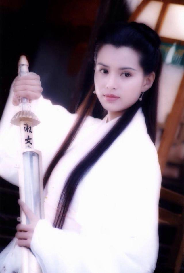 17岁出道 因演"小龙女"一角走红 如今她嫁给了杨过 46岁仍美貌