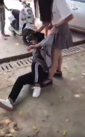 广西小学女生遭同学脚踹扇耳光 嫌疑人已到案 广西小学女生遭同学脚踹扇耳光 嫌疑人已到案