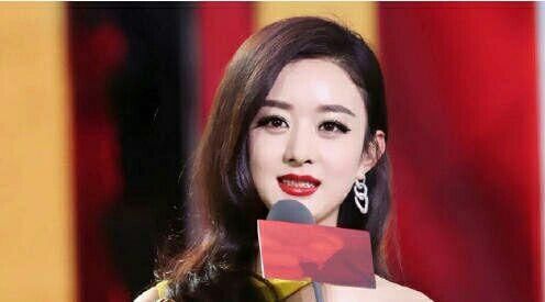 赵丽颖浓妆出席活动引网友热议,烈焰大红唇不