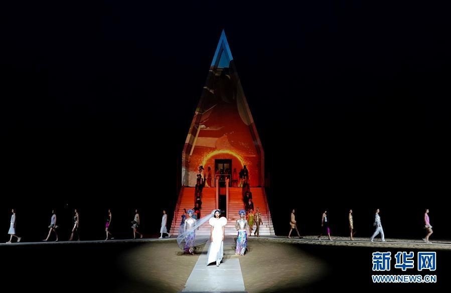 　9月5日，模特在展示皮尔·卡丹时装。 当日，皮尔·卡丹2020春夏大型时装发布会在河北省秦皇岛市北戴河新区阿那亚沙滩举行。 