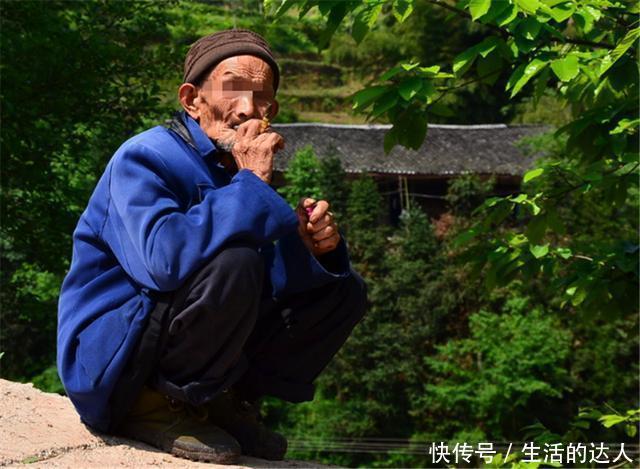 父亲向儿子借钱,儿子却要求写欠条,回家拿出钱