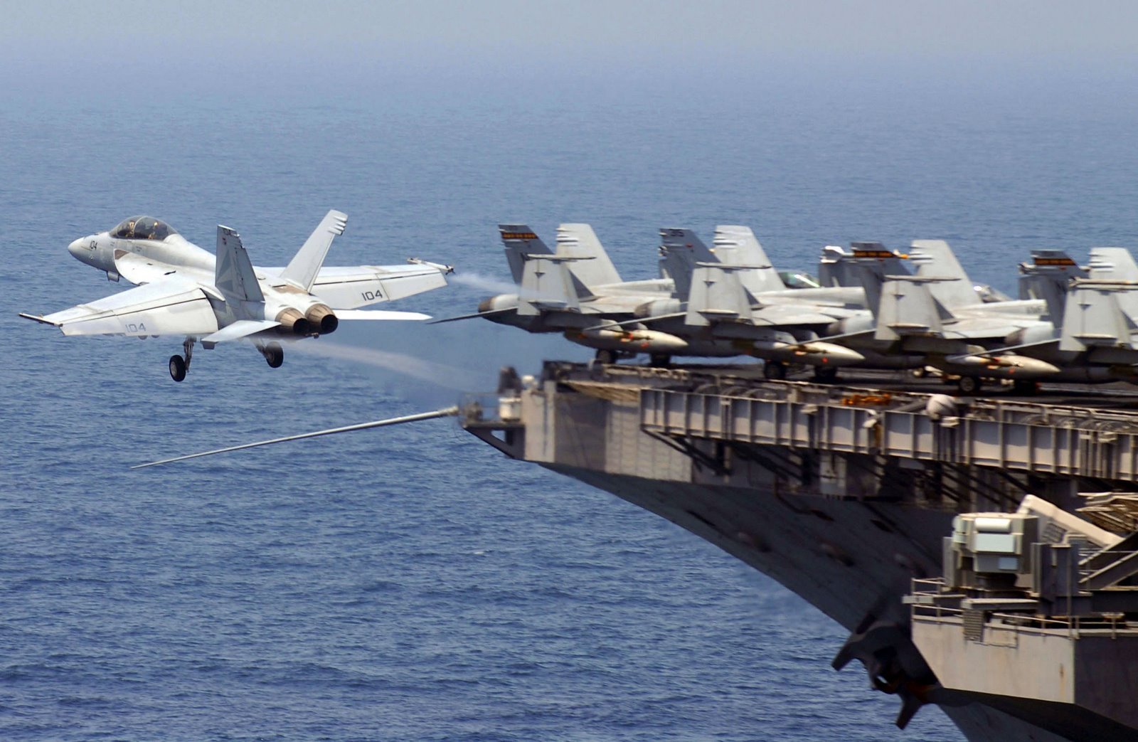 由T-45“苍鹰”训练出来的F/A-18E/F”超级大黄蜂“战斗机