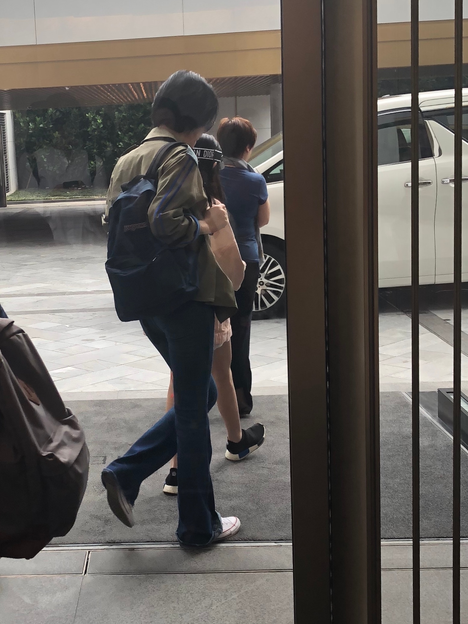 王菲母女现身香港被偶遇,李嫣打扮比妈妈新潮