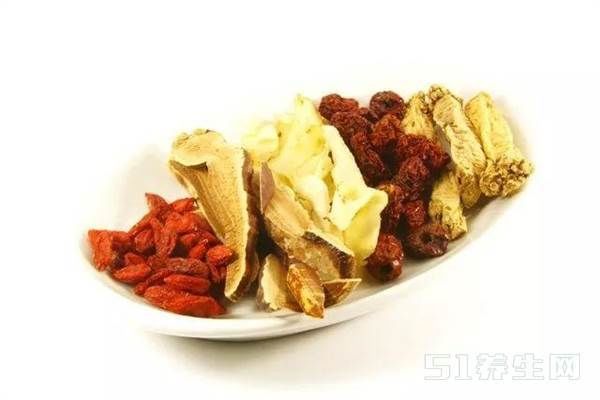 西洋参、黄芪和枸杞泡水喝有什么功效? 有人天