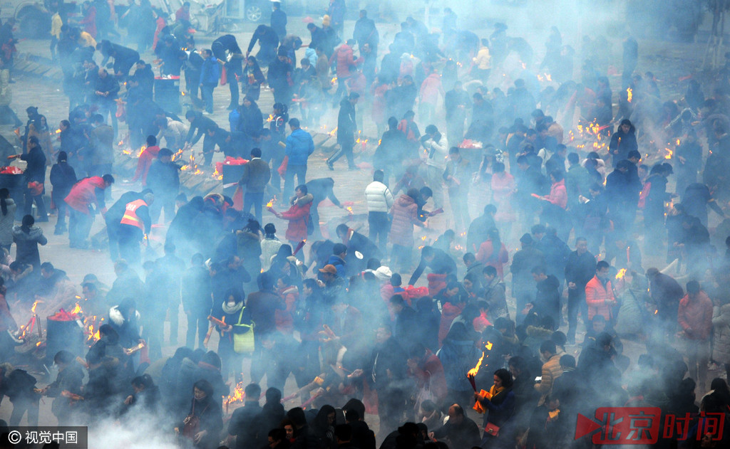市民归元寺拜财神 香火鼎盛人潮如织